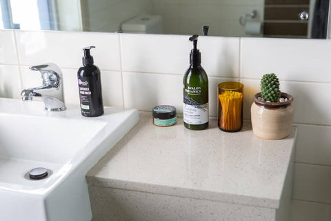 skinamalism-beauty-trend-sustainable-shopping-ecofriendly-skincare-haircare-minimalist-bathroom