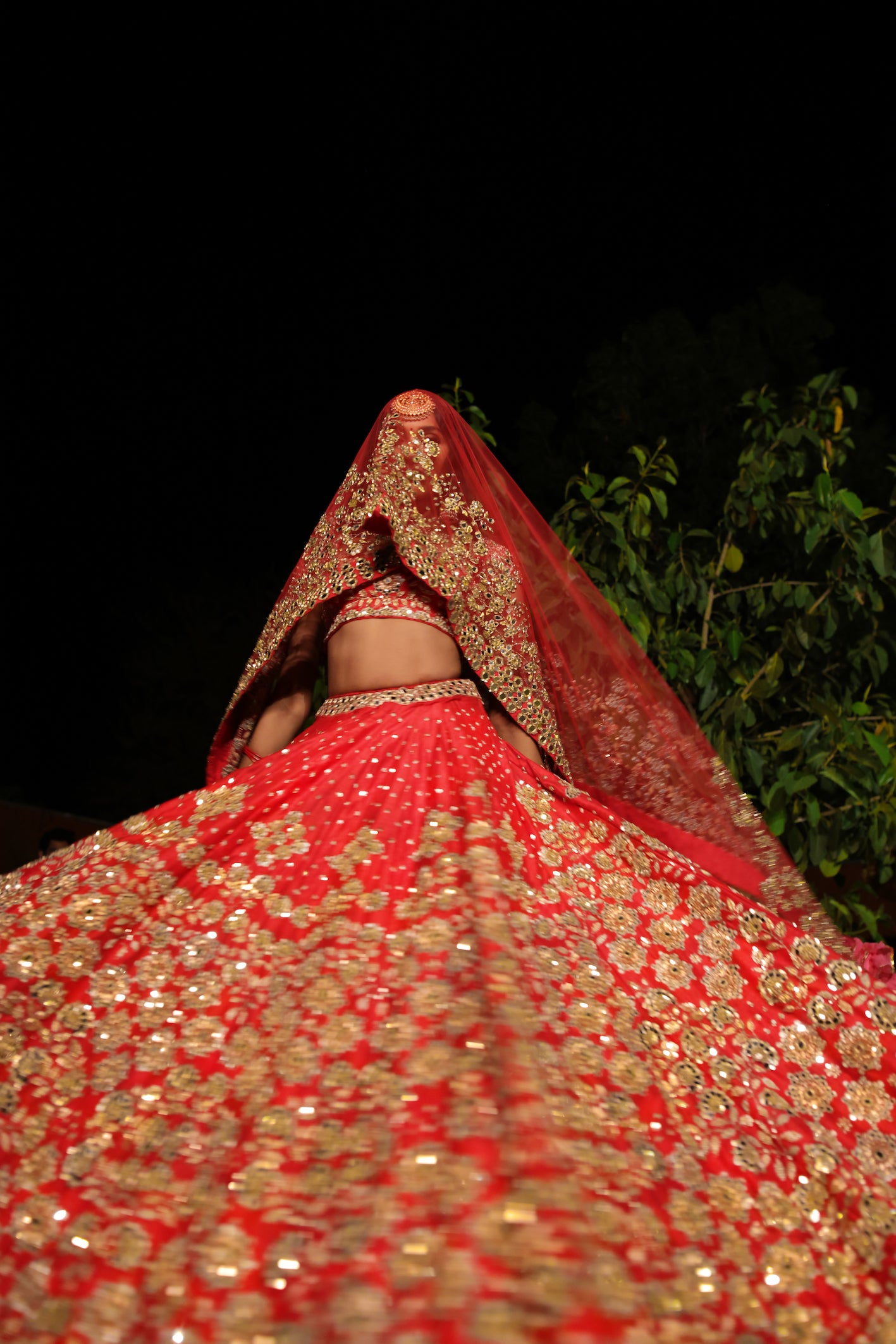 Hansika stuns in an ivory embellished lehenga at her friend's wedding!