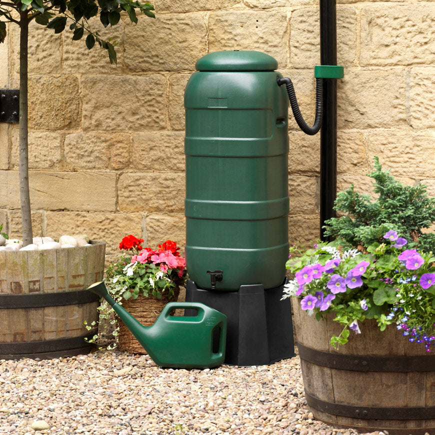 Pour l'automne, ce récupérateur d'eau de pluie est un accessoire essentiel  pour le jardin 