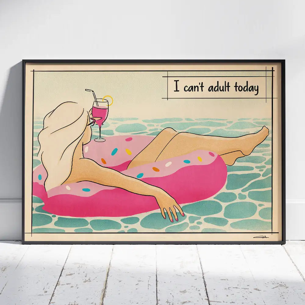 Ich kann heute nicht erwachsen sein Pop-Art-Poster von Cha – Frau, die mit einem pinken Donut und Cocktail im Pool treibt, Comic-Stil