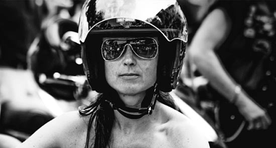 Comment rester féminine à moto ? - Les Bikeuses