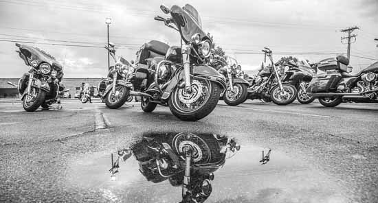 flaque d'eau et motos