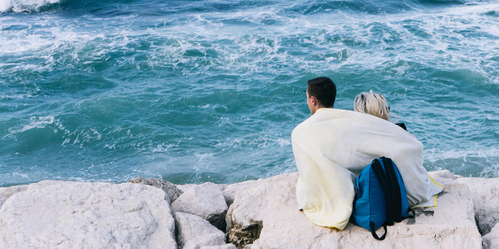 Couple Pensif regardant les Vagues