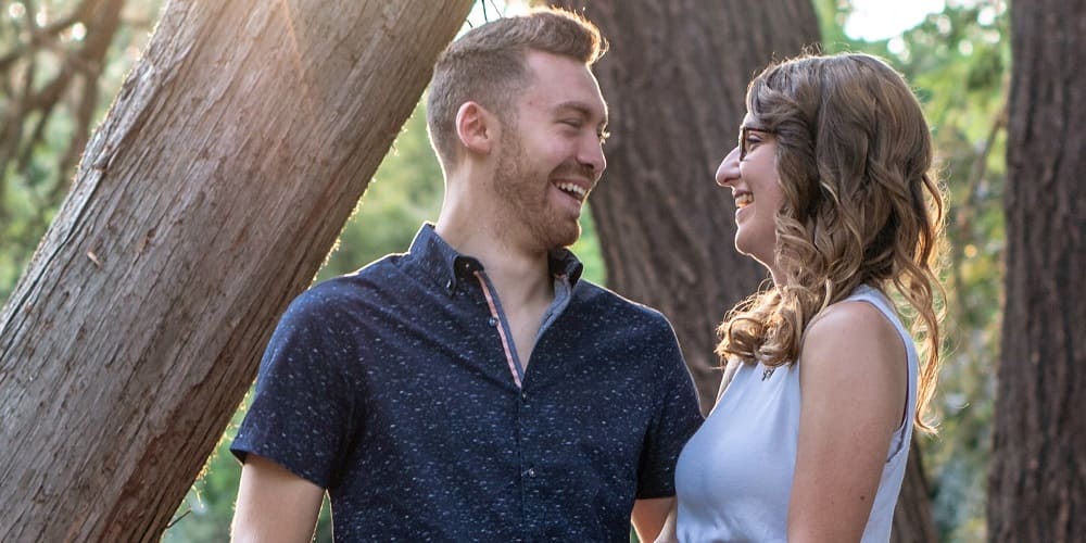 Couple qui se découvre amoureusement