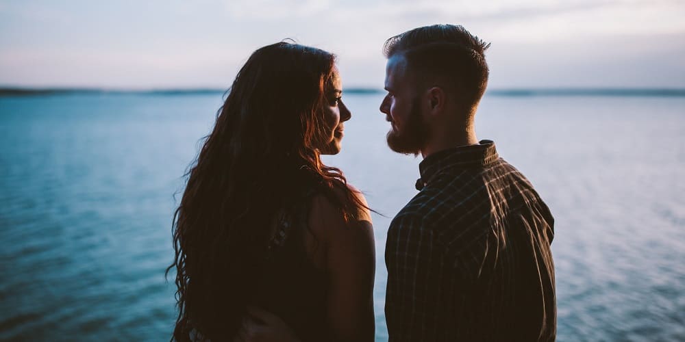 Couple qui se détend au bord d'un lac