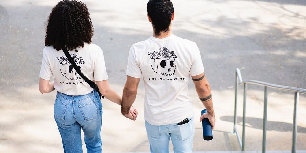 Couple qui se promène avec des T-shirts Communs