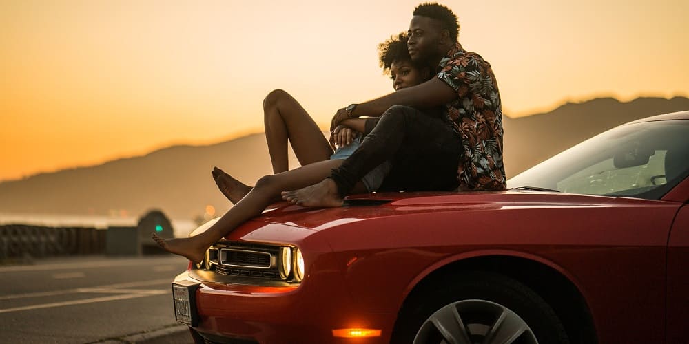 Couple qui voyage avec une jolie voiture