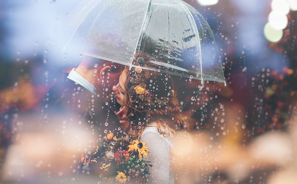 Couple réconcilié sous un parapluie