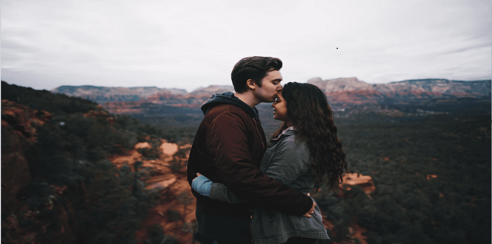 Couple se faisant un bisou sur le front