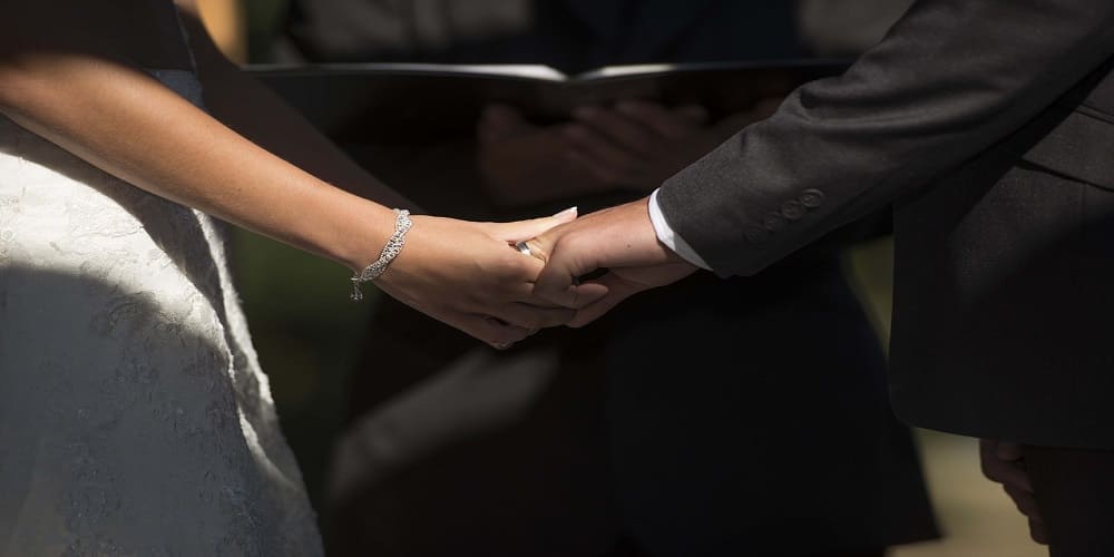 Couple se tenant la main lors du mariage