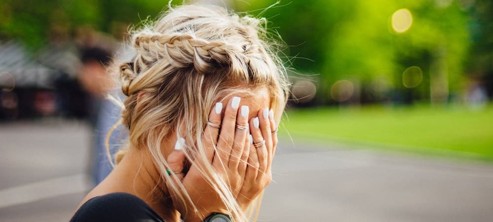 Femme qui sourie après une scène de ménage