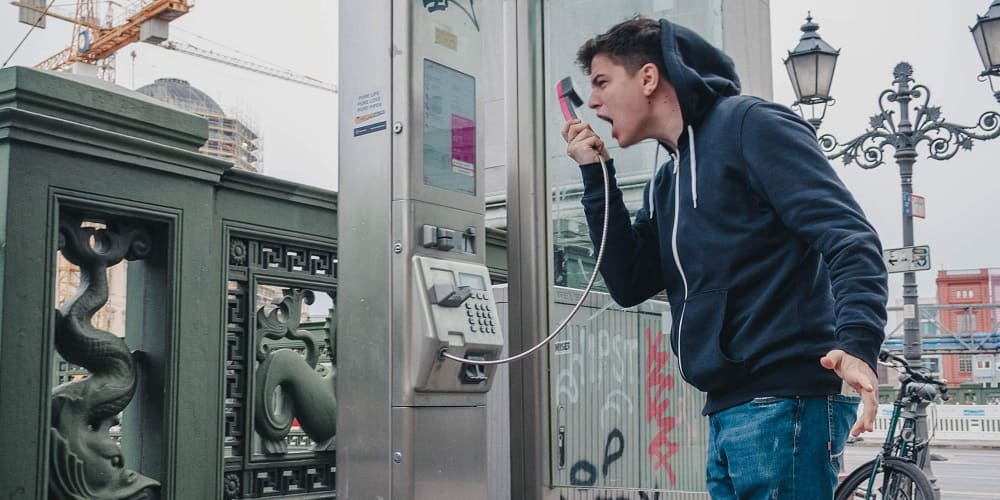 Homme qui cri sur sa femme au téléphone