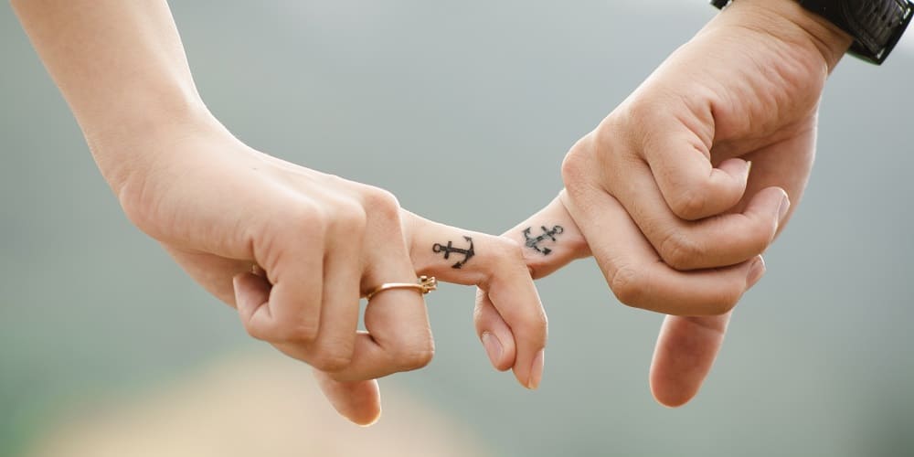 Tatouage Ancre pour les Couples à Distance