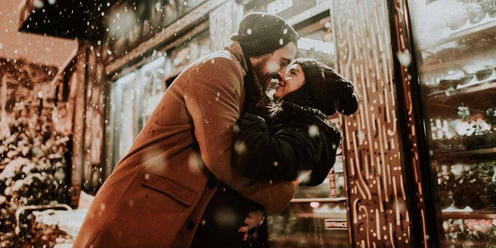 Couple qui se câline sous la neige