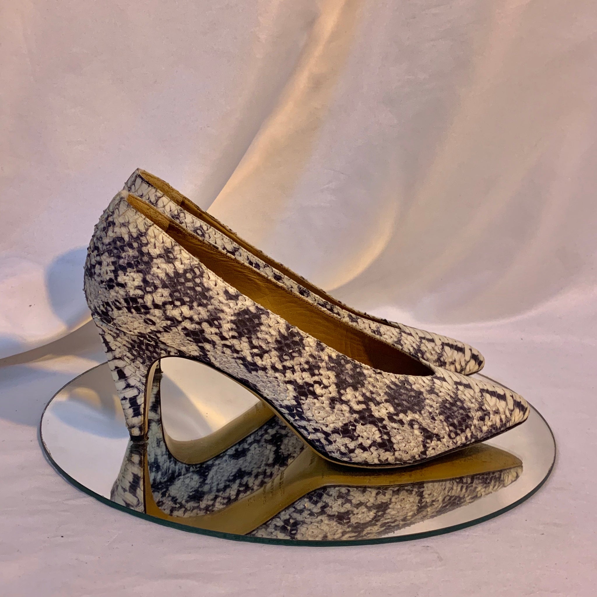 Snor Dare tæppe 1) Isabel Marant pre-loved snakeskin heels – Shop Journal Vintage