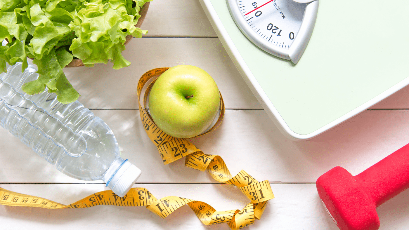 Cinta métrica de manzana y báscula para controlar el peso.