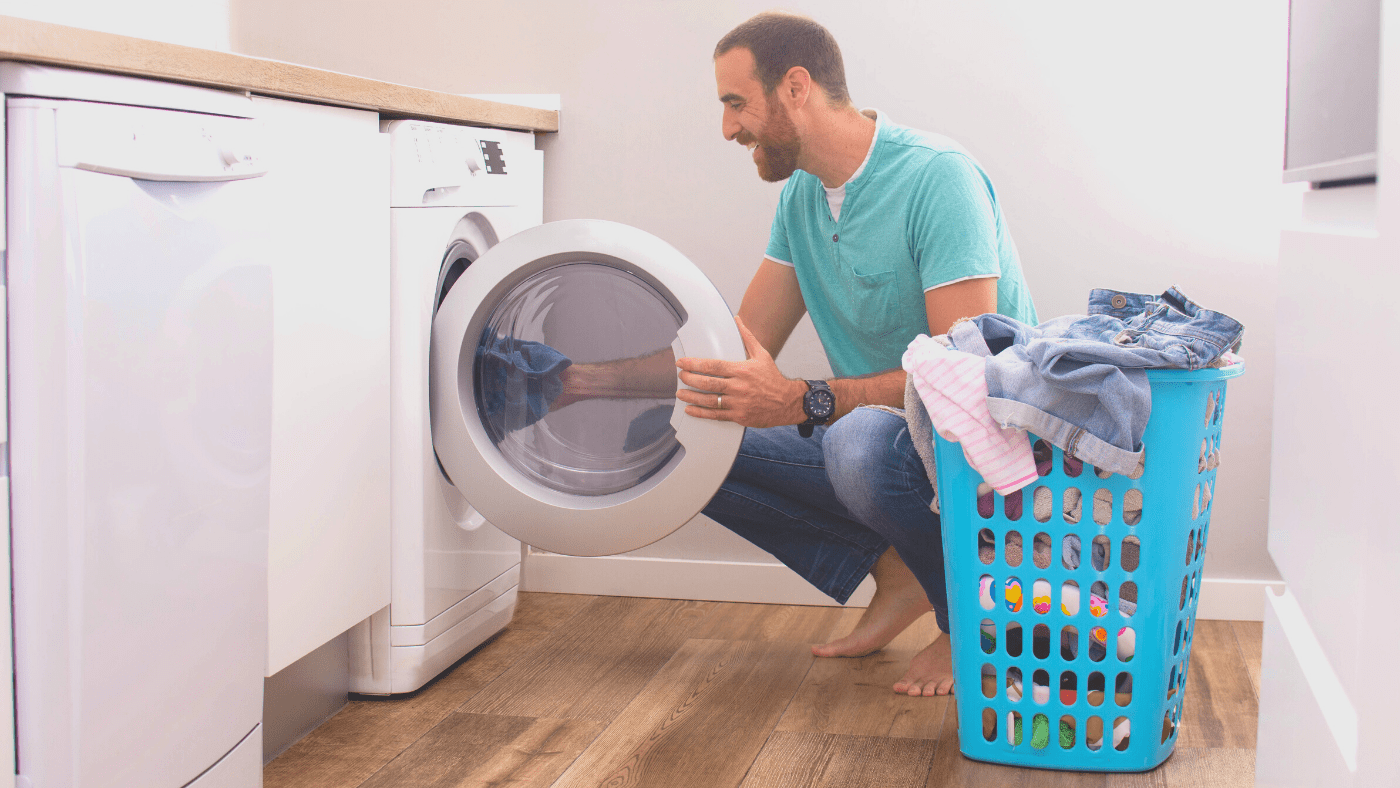 hombre lavando ropa en casa natural