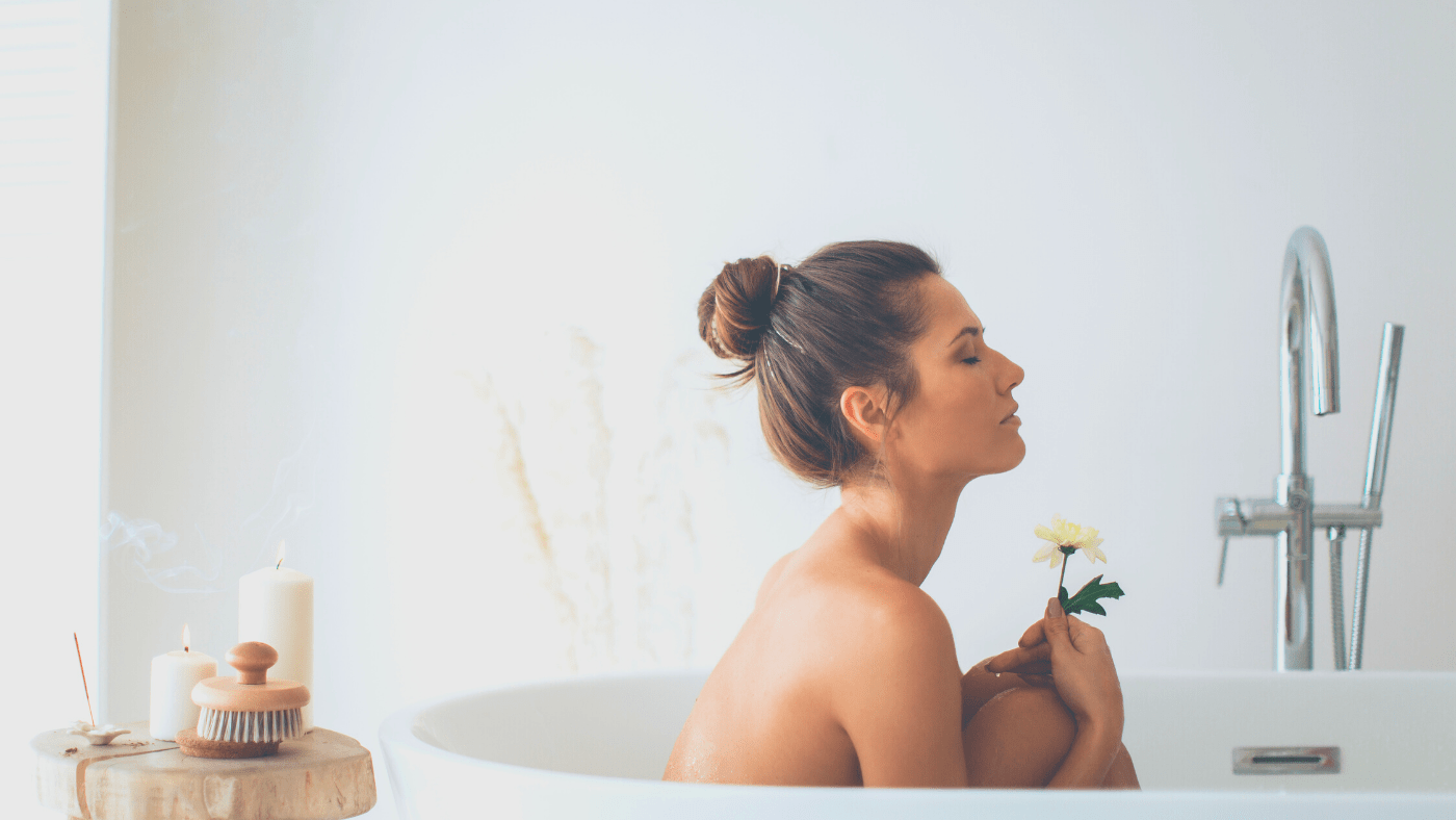 mujer consciente bañándose en la bañera