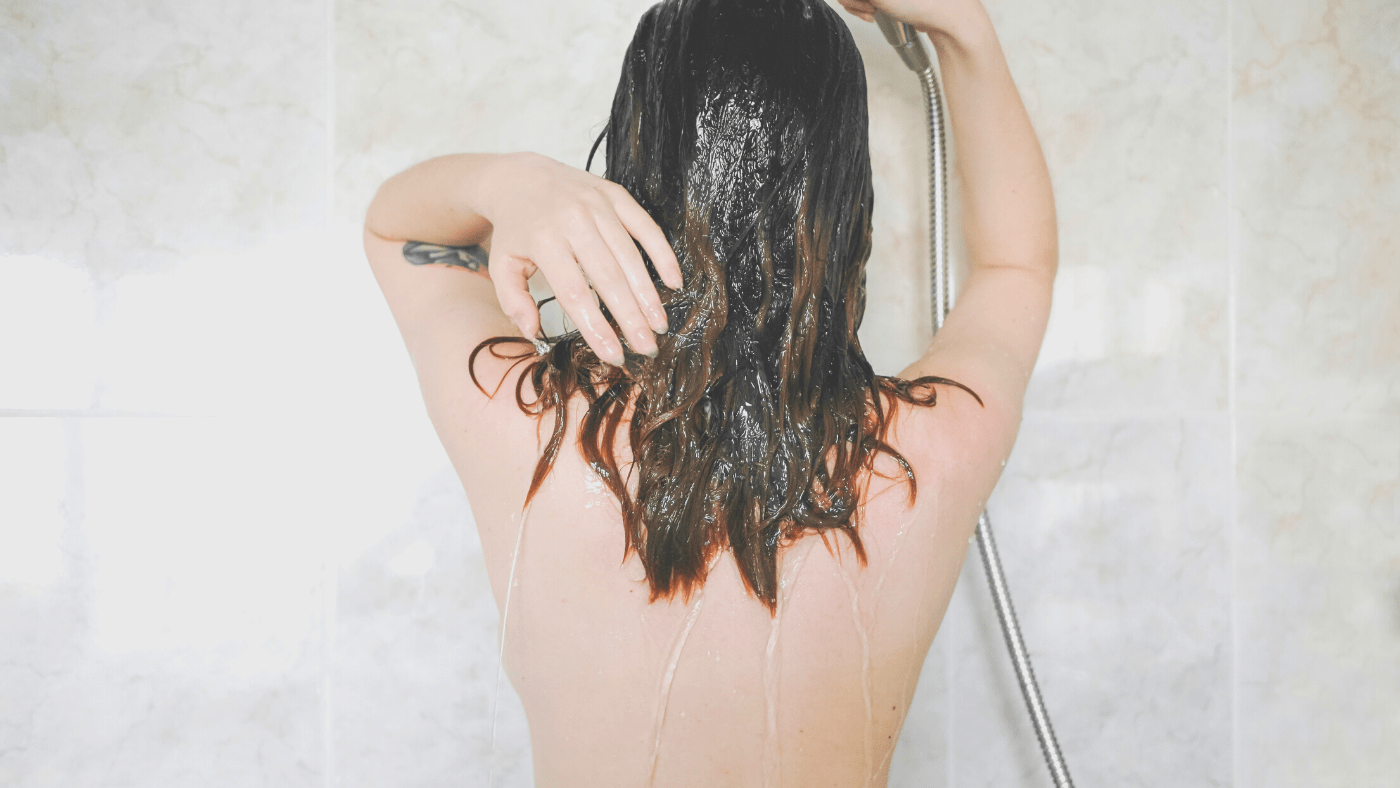 Mujer duchándose con kits de intención Nefertem