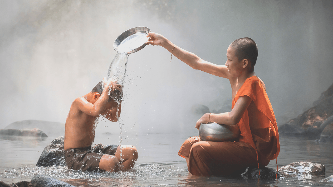 Dos niños conscientes bañándose en el río.