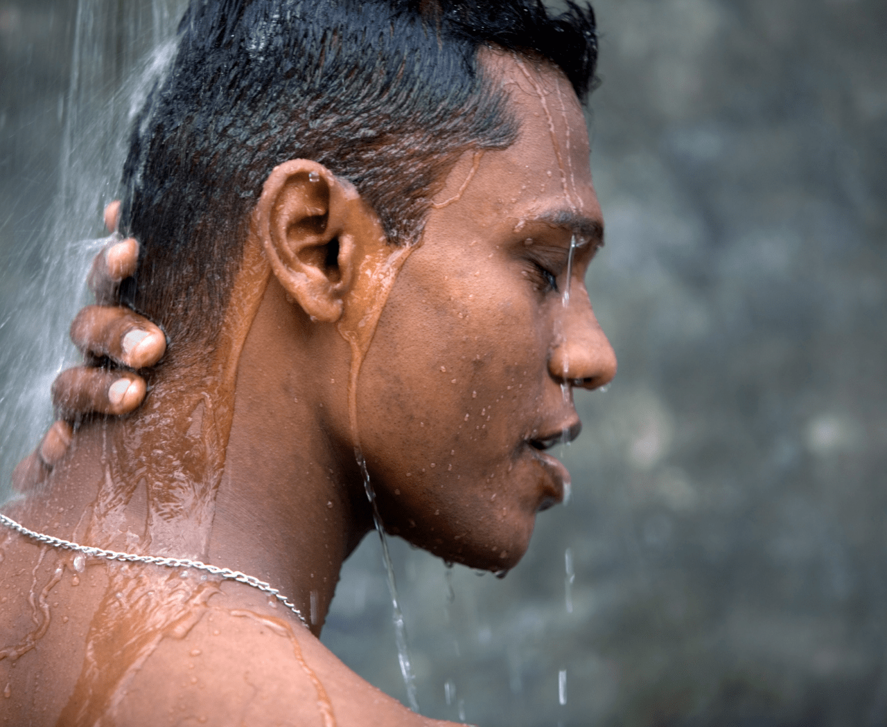 Hombre duchándose conscientemente durante el baño consciente con jabón Nefertem