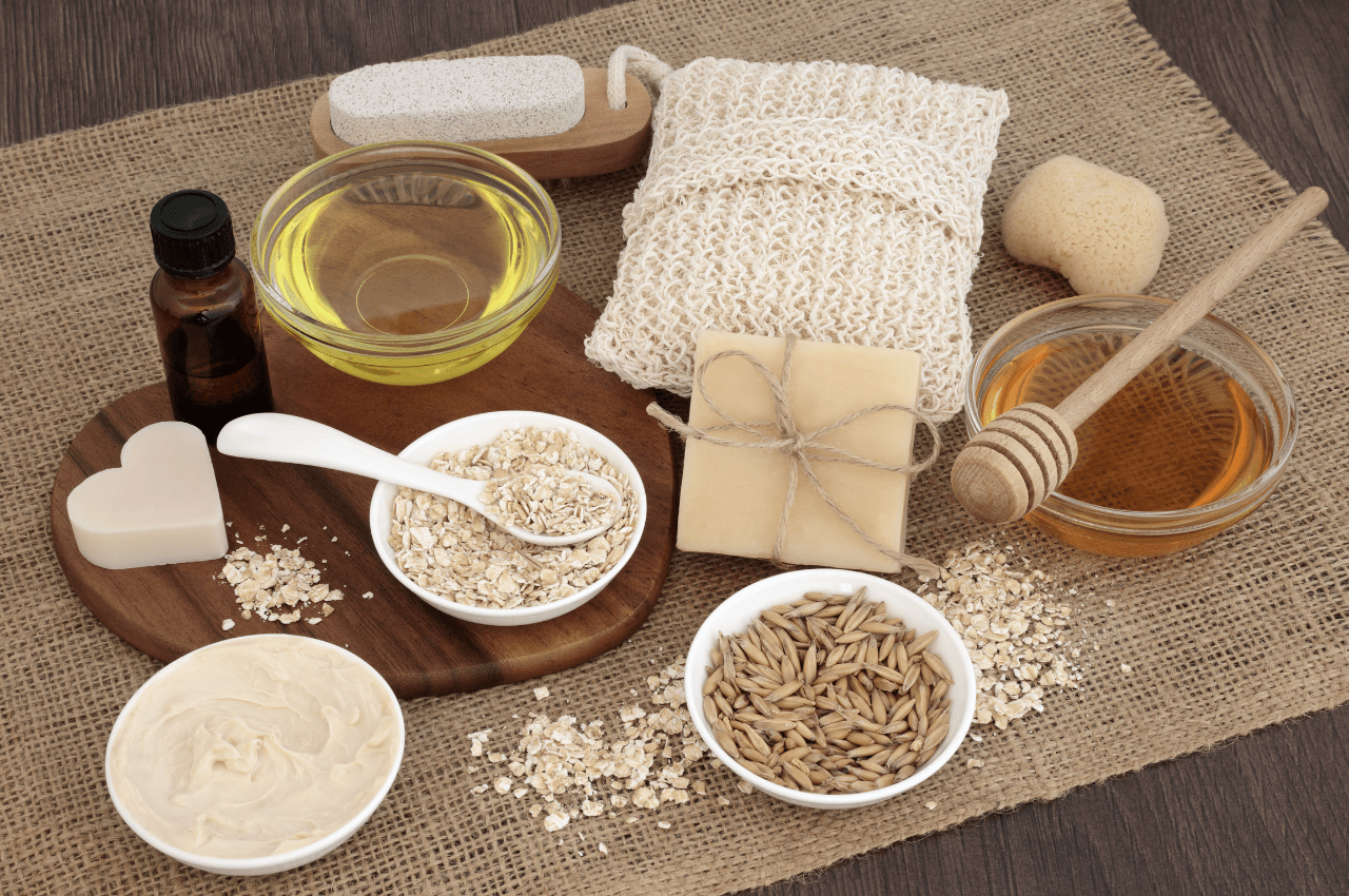 Ingredientes naturales utilizados en recetas antiguas para elaborar productos naturales para el cuidado de la piel.