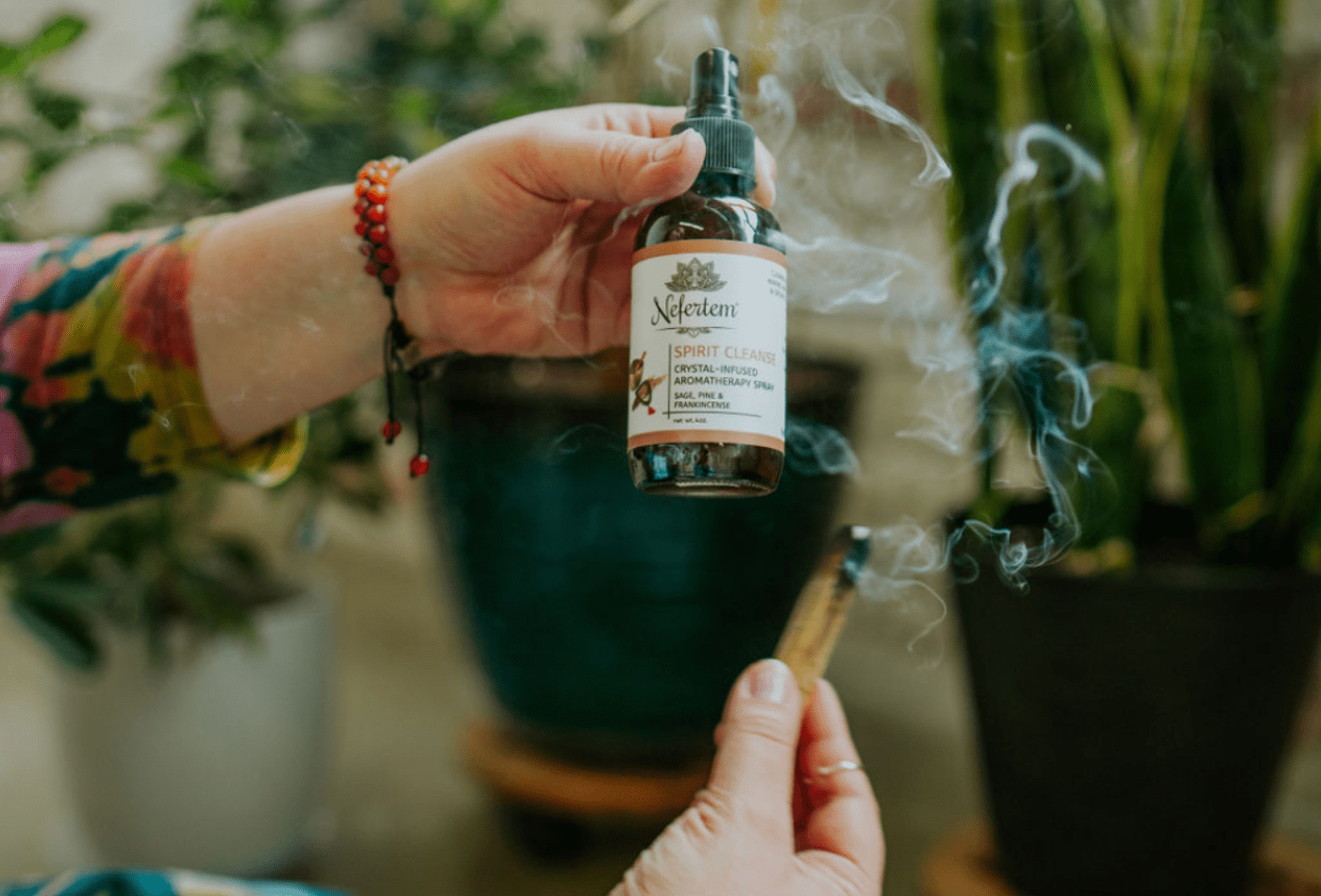 Palo santo ardiente para limpiar el spray de manchas