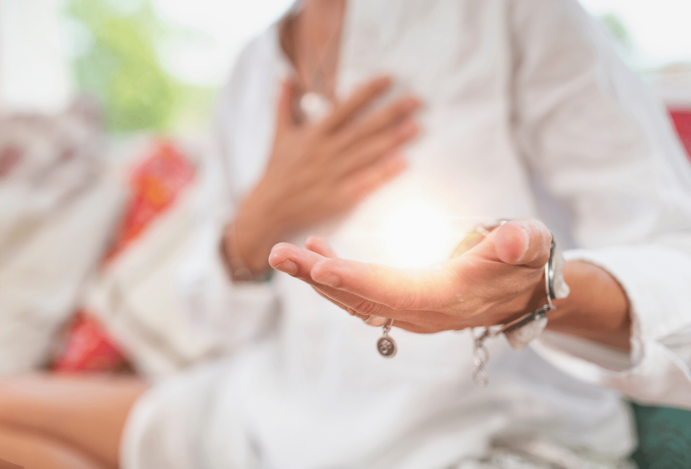 mujer sosteniendo la energía del aura en las manos