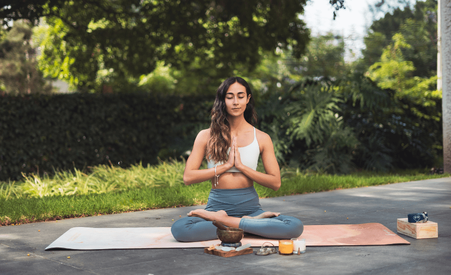 Women mediating outside 