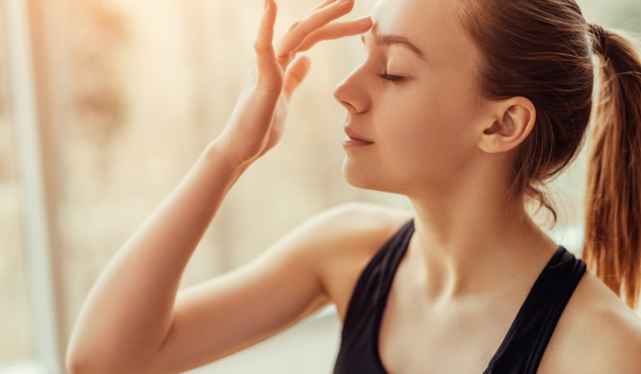 mujeres equilibrando sus chakras