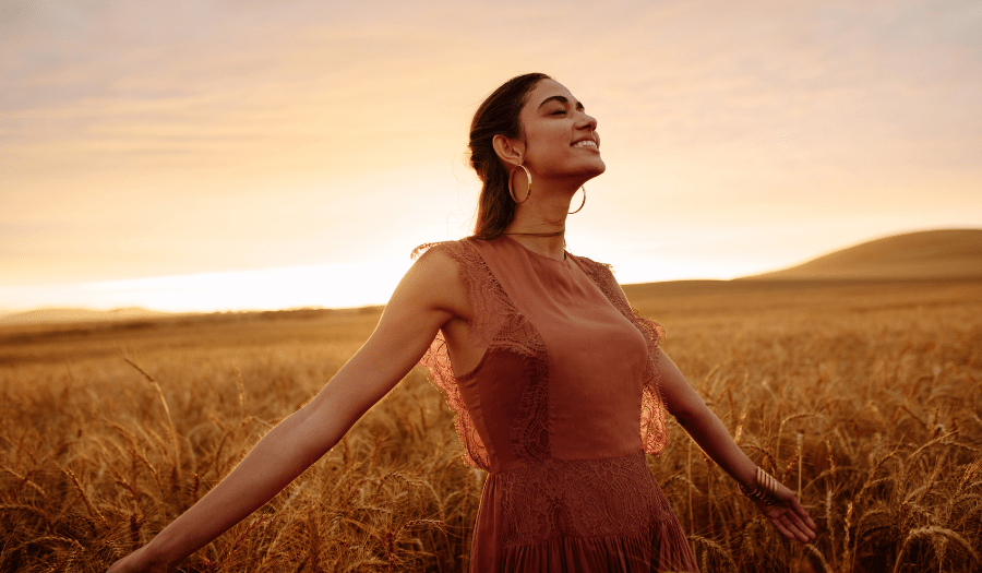 Mujeres que lucen libres y felices en un campo.