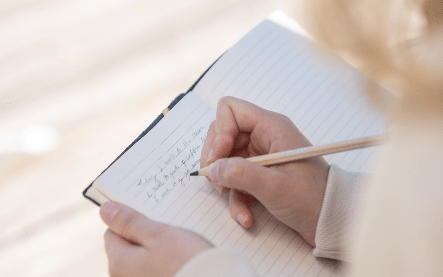 mujeres escribiendo un diario en un cuaderno