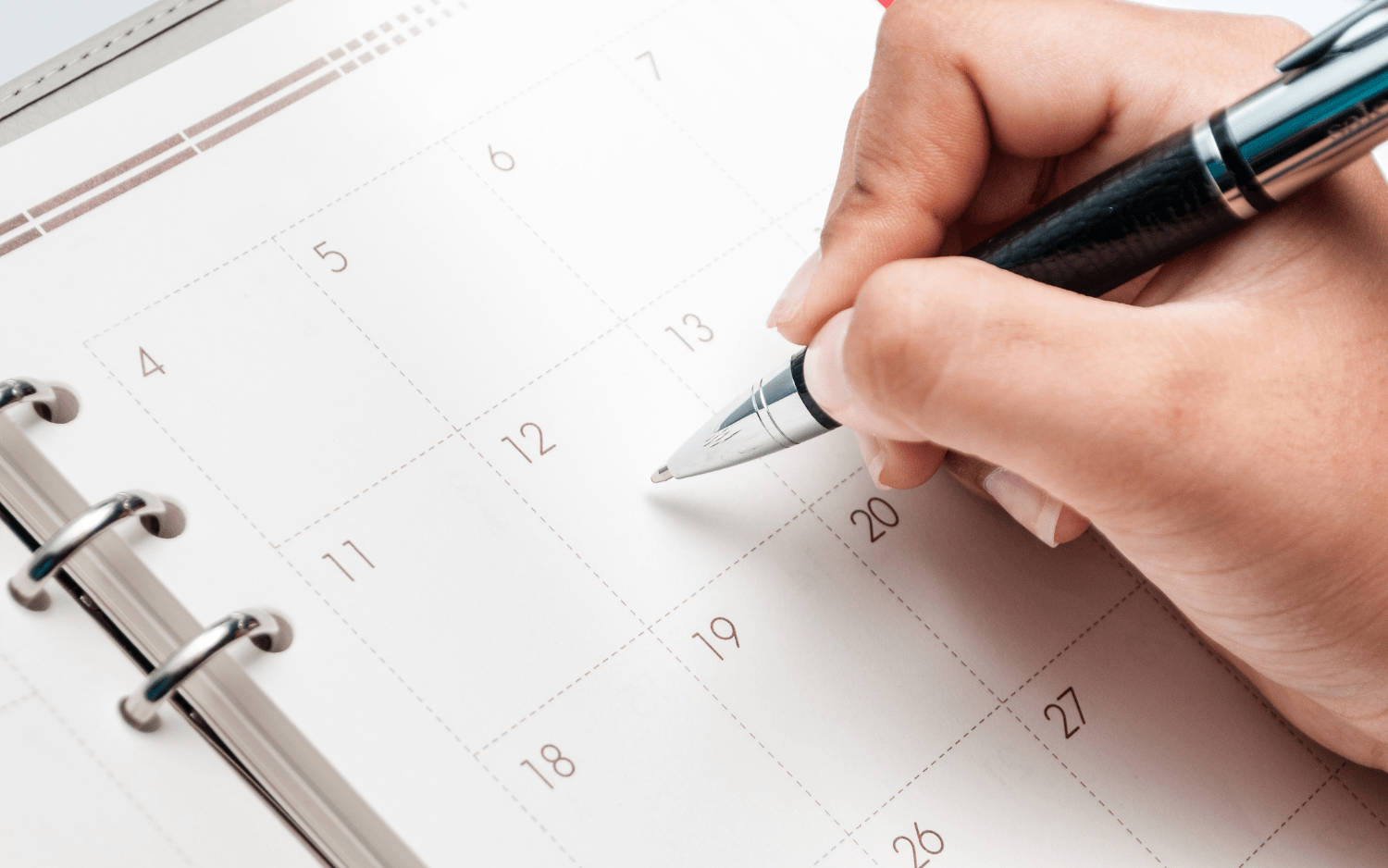 persona escribiendo en un calendario