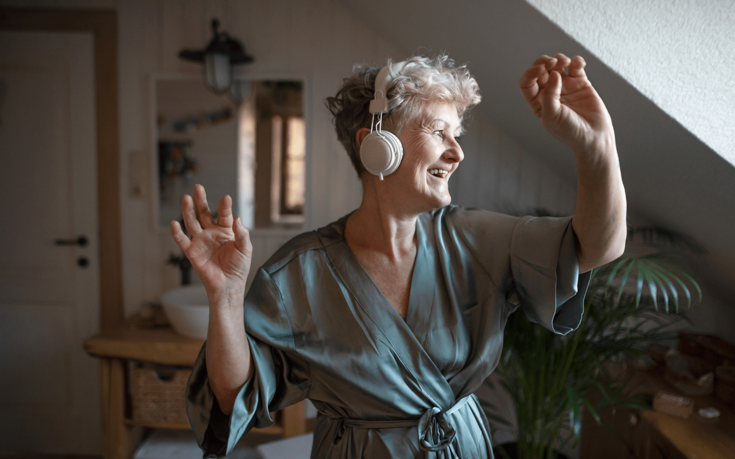 mujeres mayores bailando mientras escuchan música