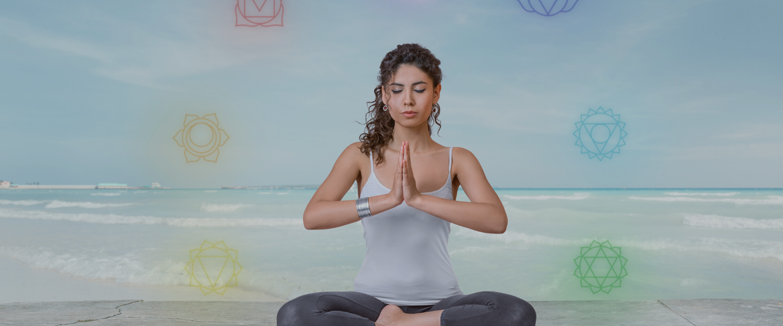 Mujer meditando pensando en lo holístico versus lo natural.
