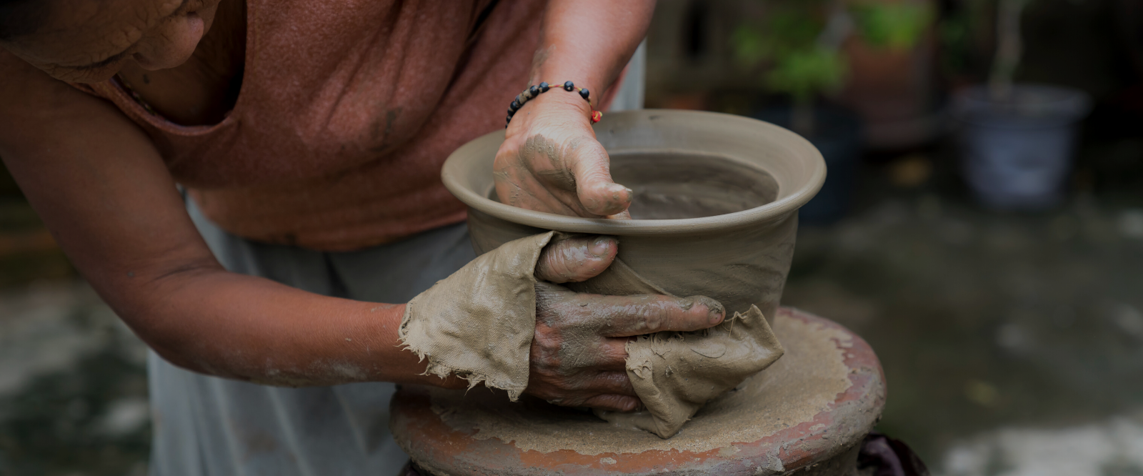 Mujer haciendo cerámica para el cuidado integral de la piel.