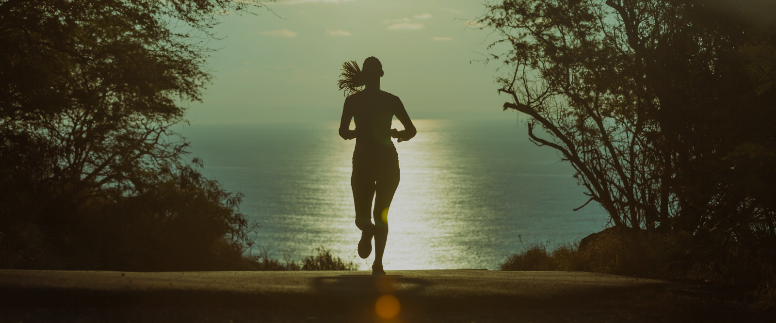 mujer corriendo por el bosque