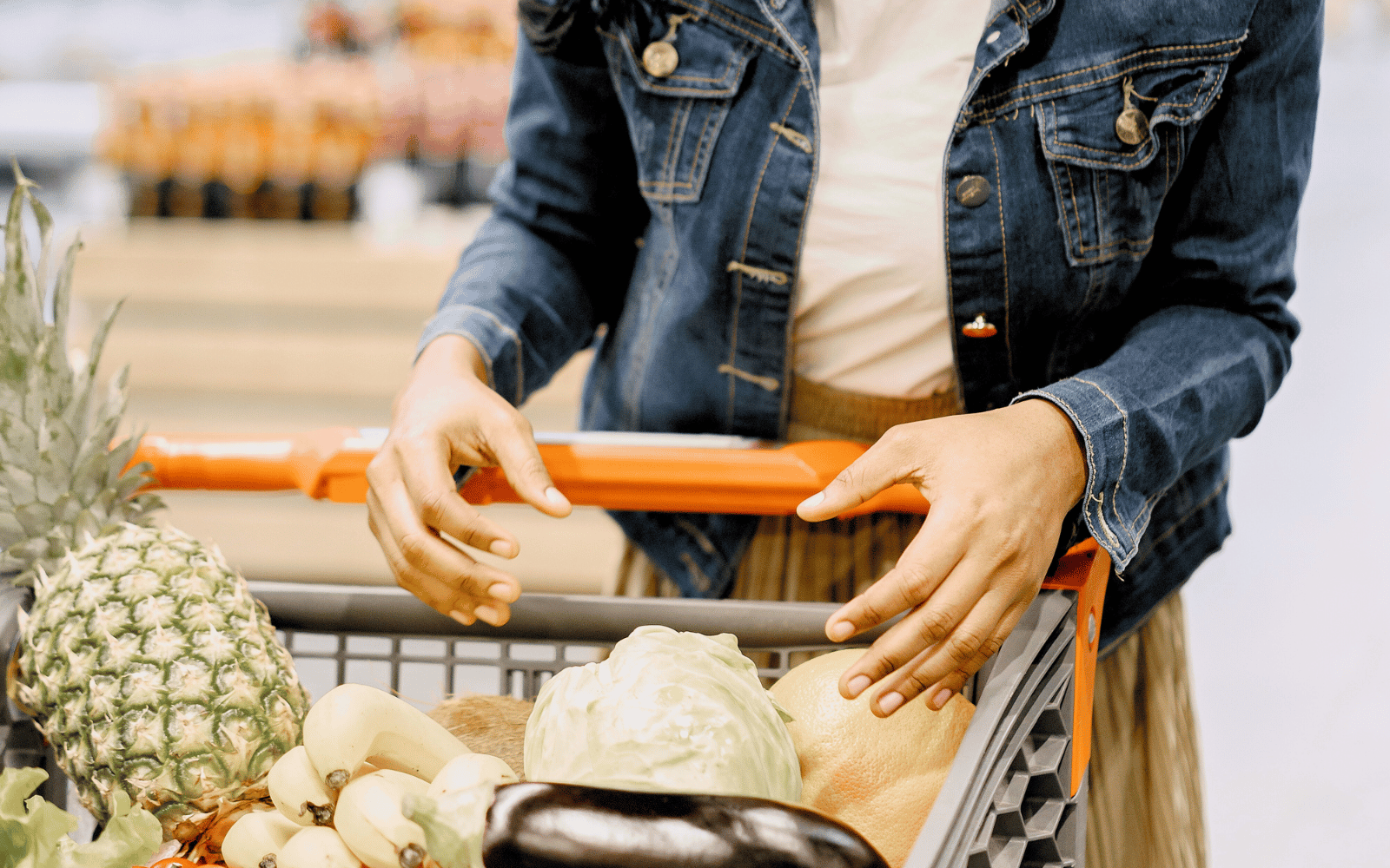 mujeres comprando alimentos saludables