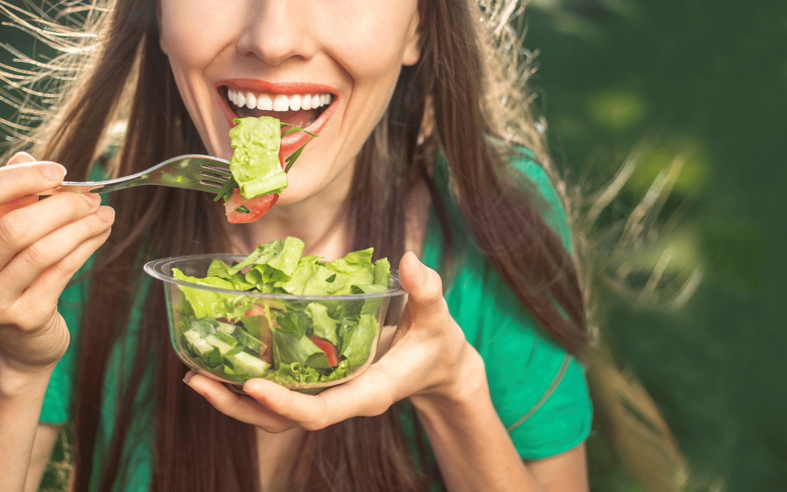 persona comiendo sano