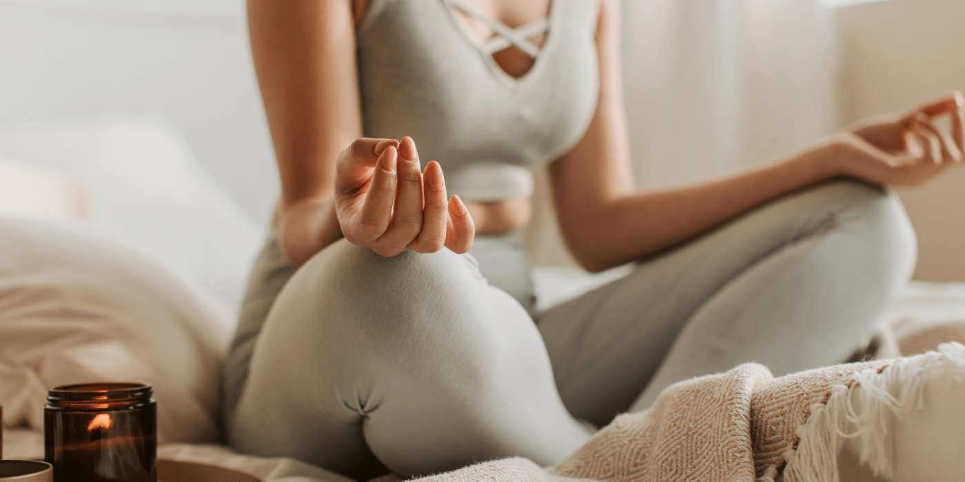 mujeres meditando en la cama después de usar el cuidado de la piel nefertem