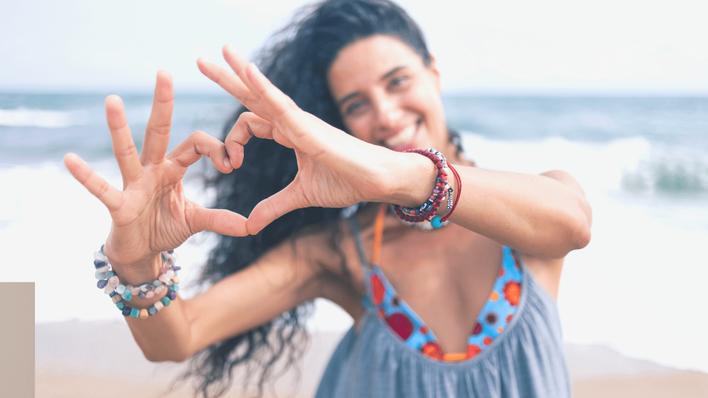 Señora feliz haciendo corazón con los dedos