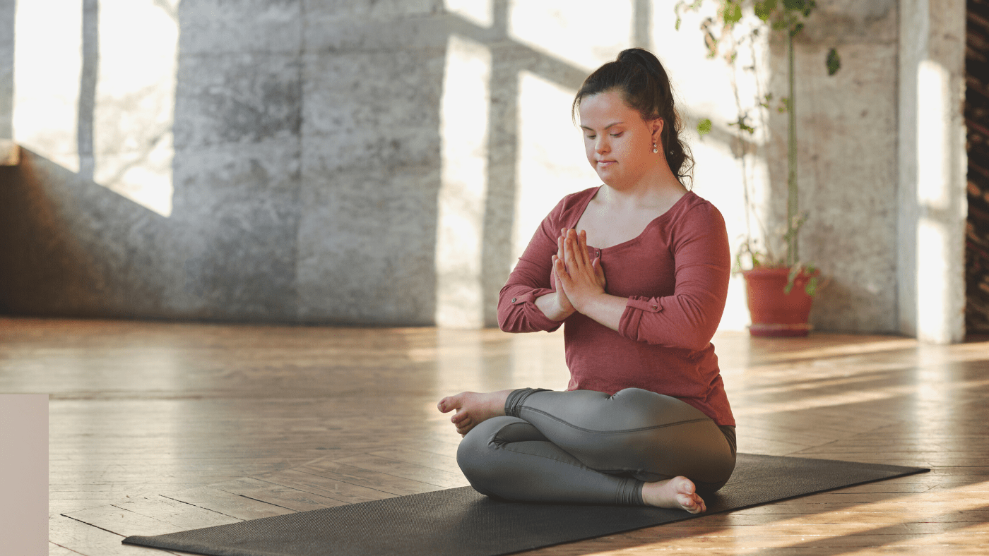 niña con síndrome de down meditando