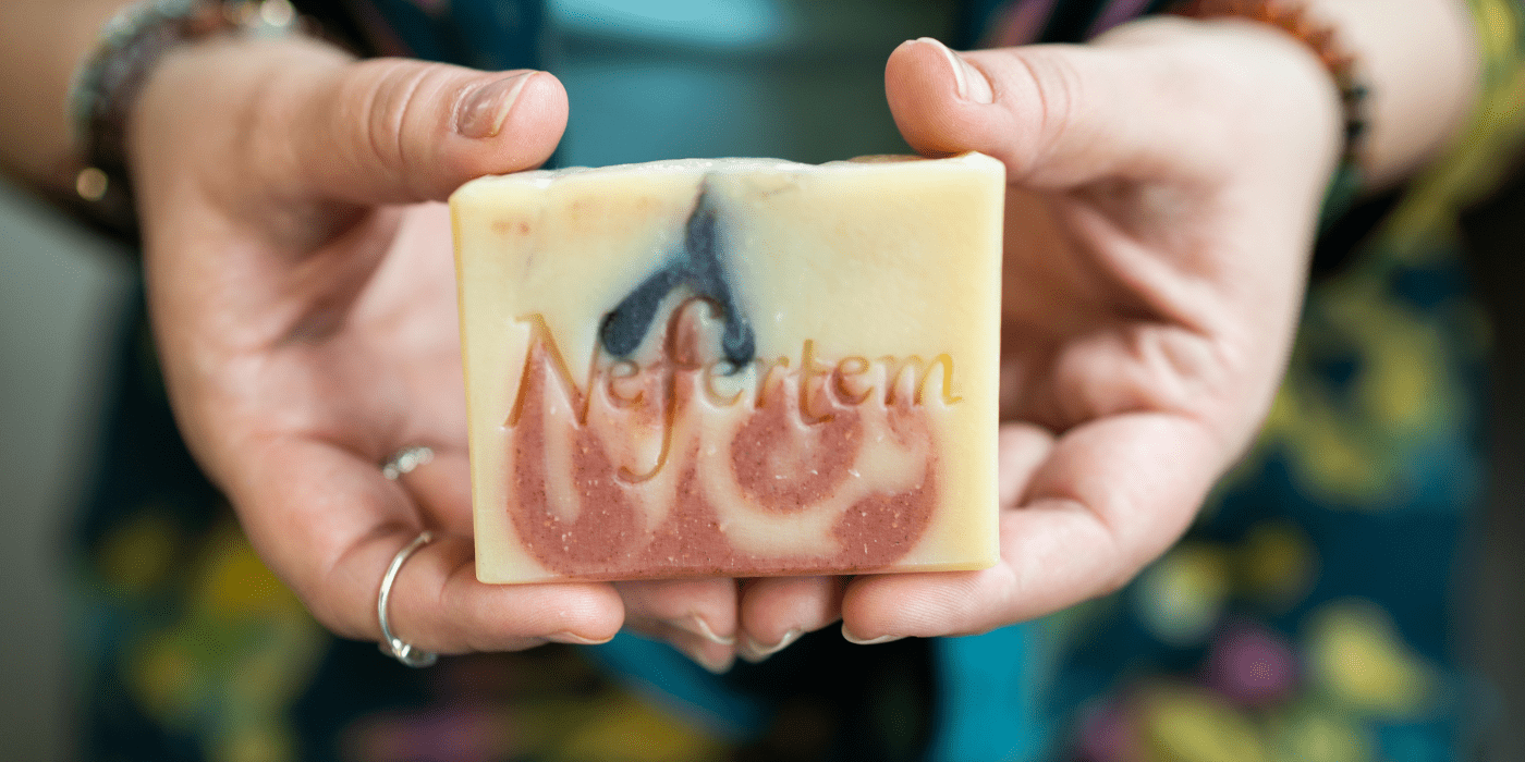 mujeres sosteniendo jabón en barra nefertem