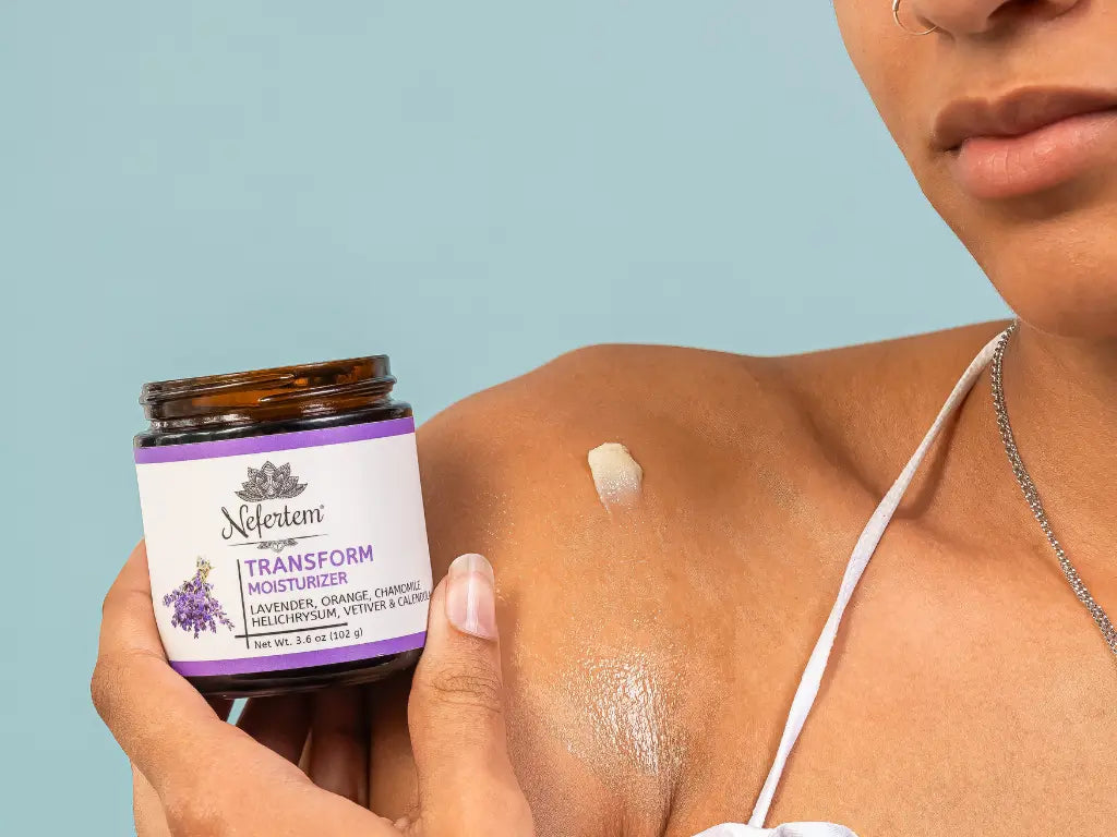Frasco de Nefertem Transform Tallow Moisturizer sostenido en la mano de una mujer