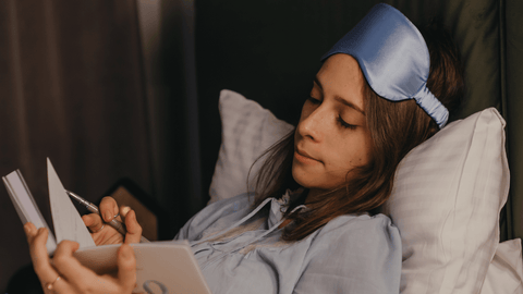 mujer escribiendo un diario antes de acostarse