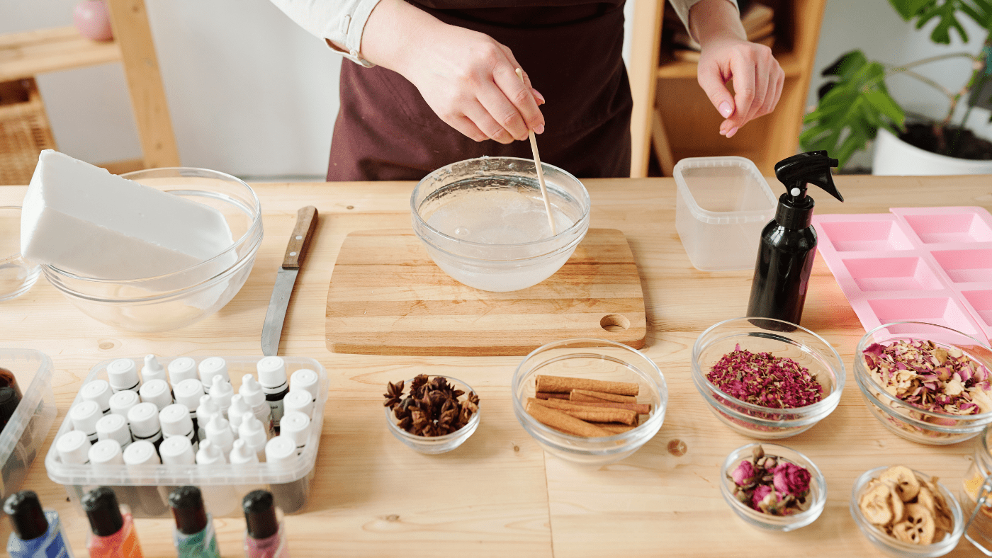 señora haciendo jabón con ingredientes naturales