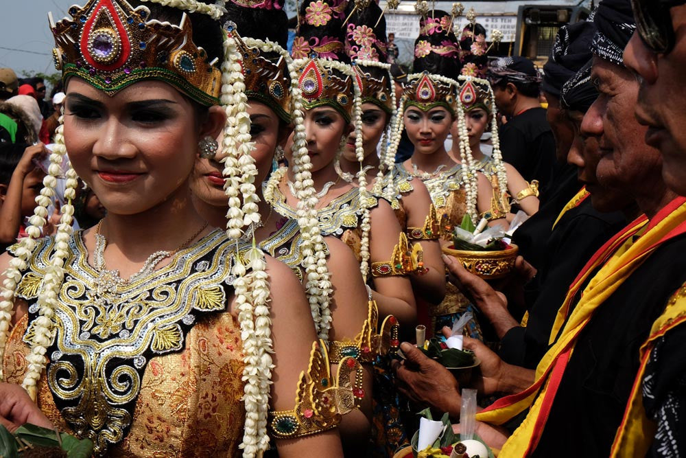 Tedak siten merupakan upacara adat yang berasal dari suku