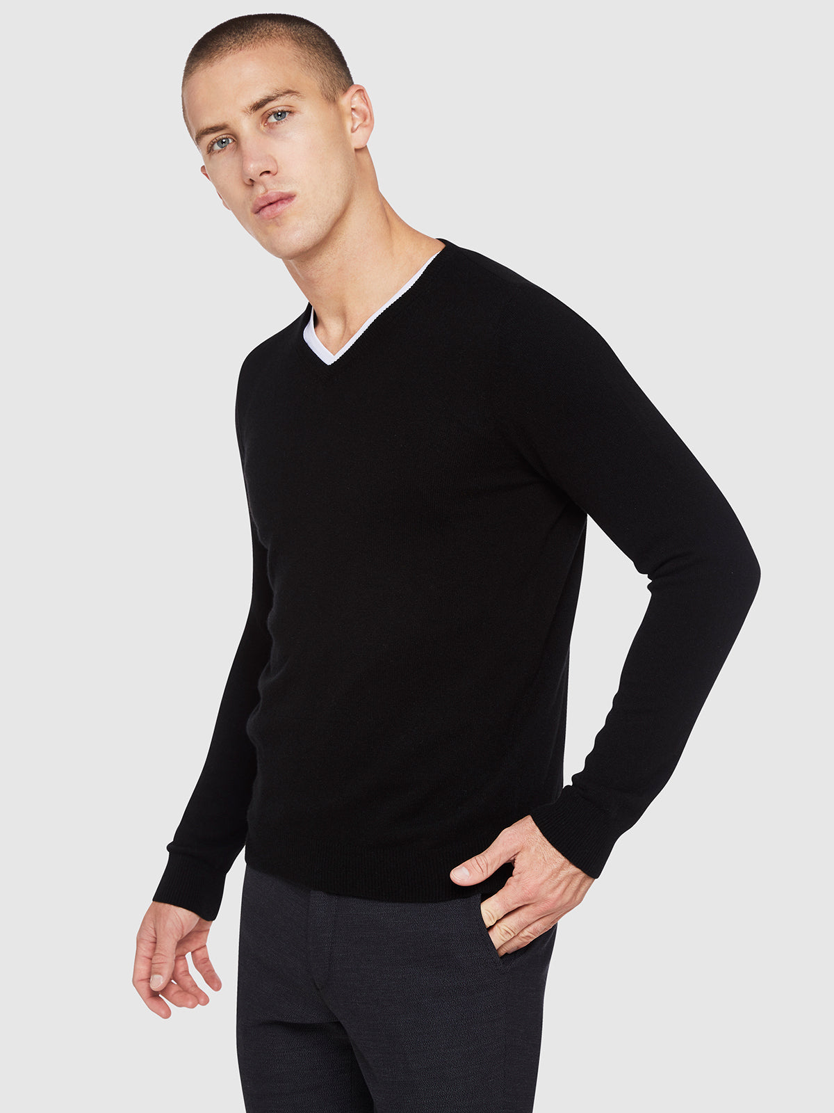 MERINO WOOL V-NECK KNIT