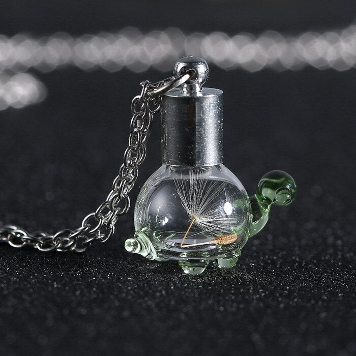 Sea turtle-shaped glowing necklace