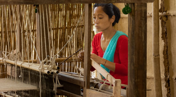 Weaving eri silk fabric